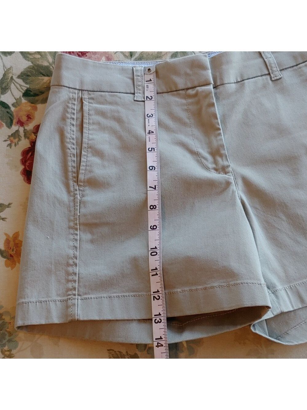 J. Crew 5" Khaki Cotton Stretch Chino Shorts in Women's Size 4 - Picture 8 of 17